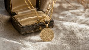 La médaille de baptême ressort des tiroirs : trois façons de la porter en superposition avec vos chaînes préférées