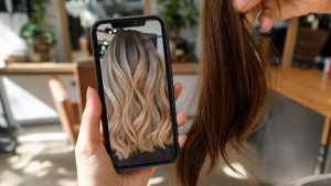 La photo Instagram que vous montrez à votre coloriste n'existe peut-être pas : 2 coiffeuses expliquent pourquoi en salon