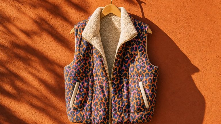 La veste sans manches réversible Promod à 49,99 euros, en léopard ou kaki, s'impose comme la pièce maligne de la mi-saison