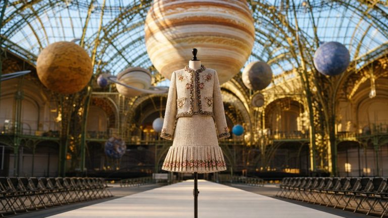 Le 6 octobre 2025 au Grand Palais, Awar Odhiang a clos le premier défilé Chanel de Matthieu Blazy sans aucune consigne