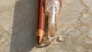 Le combo crayon et gloss des années 90 revient : deux produits, dix secondes et des lèvres visiblement plus pulpeuses sans injection