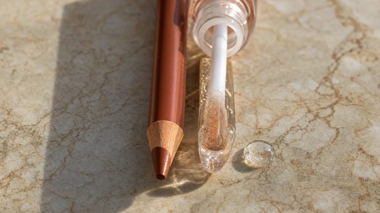 Le combo crayon et gloss des années 90 revient : deux produits, dix secondes et des lèvres visiblement plus pulpeuses sans injection