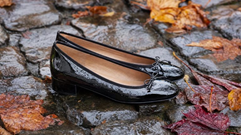 Le cuir verni et le petit talon bloc relancent la ballerine : la paire chic de l'automne 2026 sous la pluie
