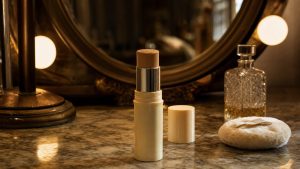 Le fond de teint Max Factor photographié dans la loge de Romy Schneider en 1961 coûte encore moins de 10 euros