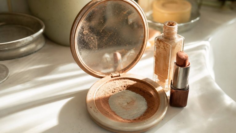 Le fond métallique visible sous la poudre : le Project Pan, la tendance TikTok qui consiste à terminer ses produits de beauté en France