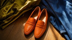 Le mocassin fin revient cet automne : trois façons de porter cette chaussure longtemps jugée trop sage, façon Katie Holmes