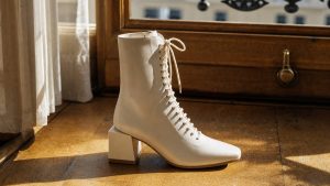 Les bottes à lacets portées par Jane Birkin dans les années 70 reviennent cet automne sur les podiums de quatre maisons