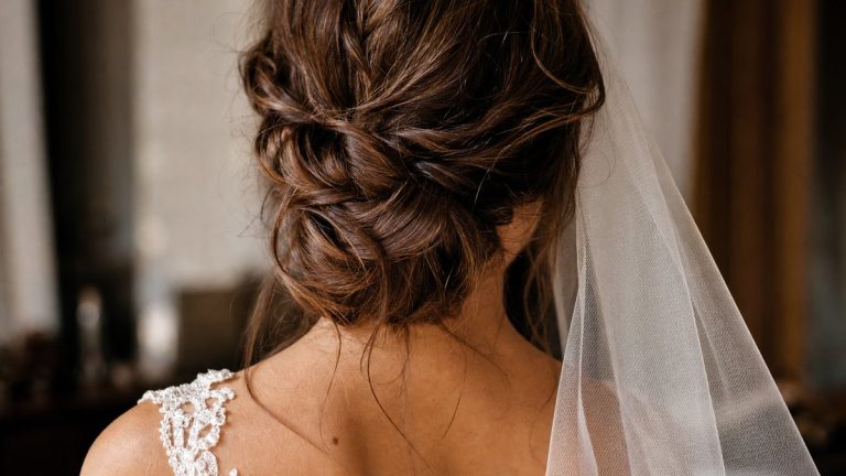 Loose bun : 3 mèches libres suffisent à transformer le chignon de mariée en coiffure romantique