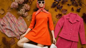 Mode automne : 5 tendances des années 1960 à adopter, du tailleur Jackie Kennedy aux bottes blanches vinyle