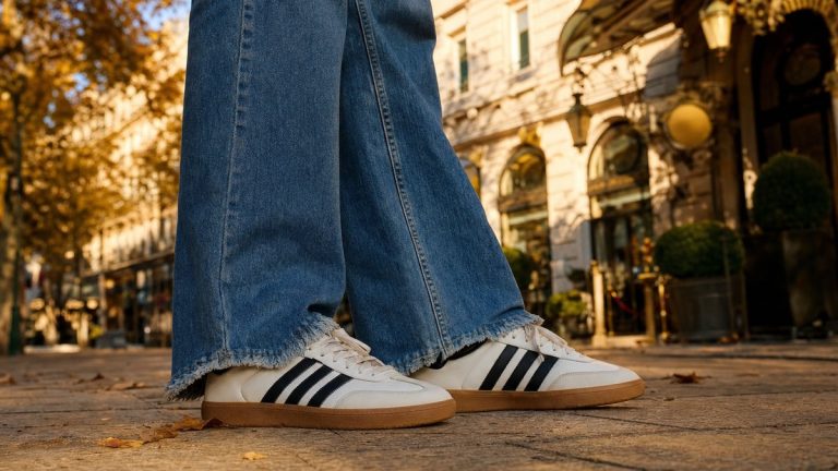 Naomi Watts délaisse les ballerines pour des Adidas Samba OG blanches à Saint-Sébastien, le 18 septembre 2026