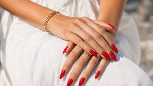 Ongles rouge tomate : la manucure vue aux MTV VMAs 2026 sur Dakota Johnson qui relance le vernis rouge cet automne