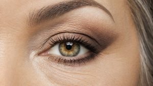 Paupières tombantes après 50 ans : pourquoi les maquilleurs remplacent le trait d'eyeliner par le lifted smoky eye en 5 étapes
