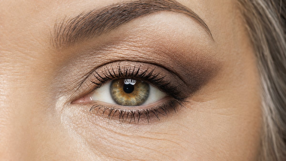 Paupières tombantes après 50 ans : pourquoi les maquilleurs remplacent le trait d'eyeliner par le lifted smoky eye en 5 étapes
