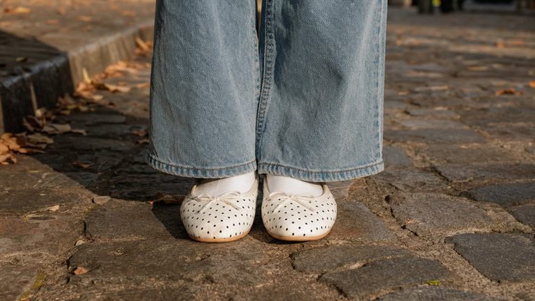 Philippine Leroy-Beaulieu, 63 ans, quitte le tournage d'Emily in Paris en ballerines à pois : la tendance chaussure de l'automne 2026