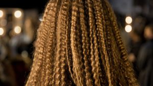 Repéré sur les podiums de New York et Paris, le cheveu gaufré revient cet automne pour donner du volume aux cheveux fins