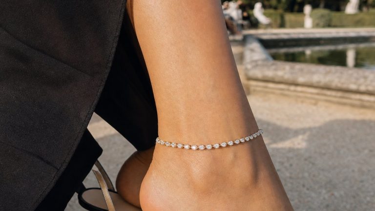 Rihanna porte un bracelet de cheville en diamants taille poire au défilé Dior, aux Tuileries, ce 29 septembre
