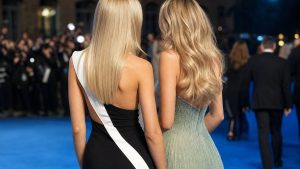 Sur le tapis bleu des 78e Emmy Awards à Los Angeles, le blond des sœurs Fanning repose sur une racine laissée plus sombre