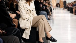 Trench crème, mocassins noirs : Katie Holmes et son compagnon au premier rang du défilé Tod's à Milan