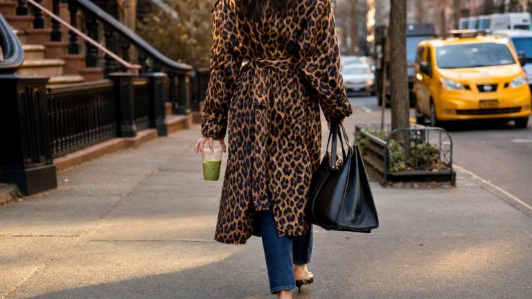 Trench léopard, jean brut et matcha : Alex Consani impose son look off-duty dans les rues de New York