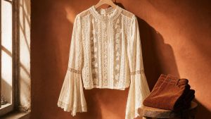 Une blouse en dentelle vue au défilé de Londres et quatre autres pièces à moins de 300 euros sélectionnées par Vogue France