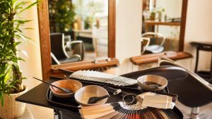 Une coloration maison vieille de trois ans peut encore fausser le résultat en salon, alertent des coloristes new-yorkais