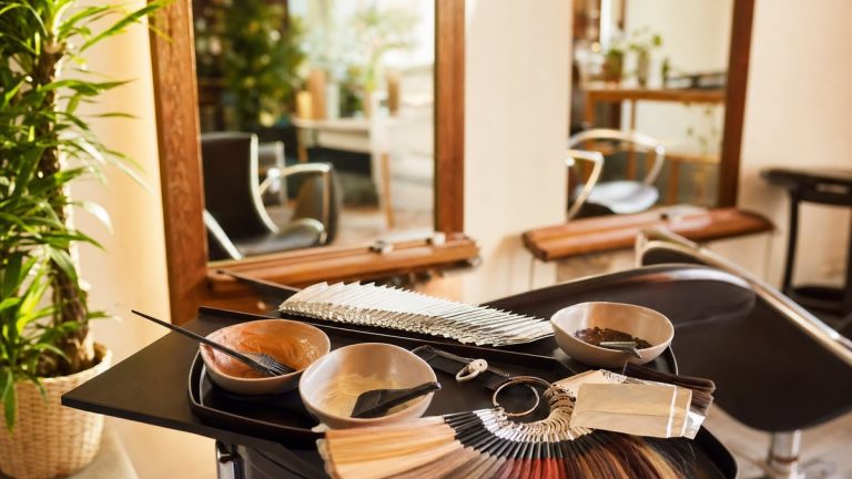 Une coloration maison vieille de trois ans peut encore fausser le résultat en salon, alertent des coloristes new-yorkais