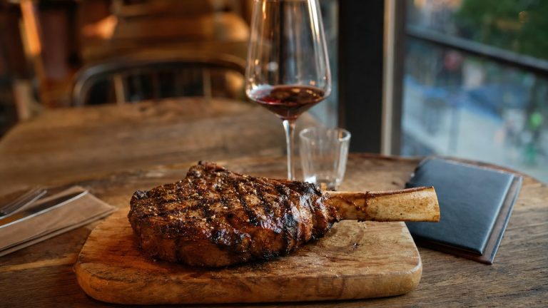 Une côte de bœuf à 70 euros jamais payée à Lescar : le restaurateur diffuse la vidéo du client sur les réseaux