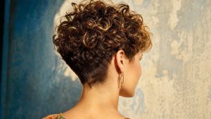 Zendaya adopte la coupe pixie à la Fashion Week de New York, après deux ans de cheveux jusqu'à la taille
