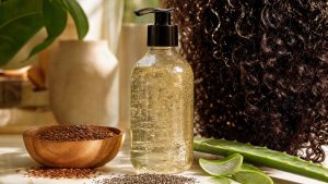 À 10,50 euros le flacon de 200 ml, cette gelée Aroma-Zone promet des boucles souples sans effet carton en 2026
