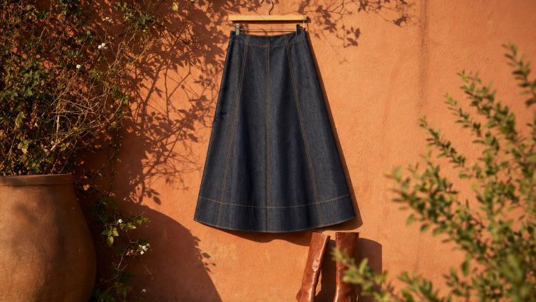 À 39,99 euros, cette jupe midi en jean de Promod détrône la jupe crayon dans les vestiaires de septembre