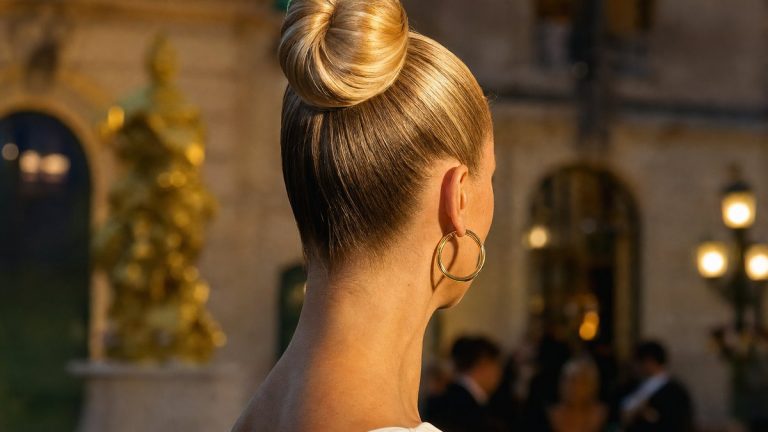 À 51 ans, Laeticia Hallyday dégage entièrement son visage avec un chignon haut repéré au défilé Messika à Paris