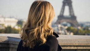 À 58 ans, Carla Bruni arrive au Trocadéro avec des longueurs miel : le détail capillaire qui a éclipsé sa robe noire