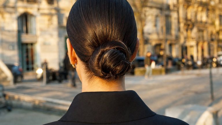 À 58 ans, Céline Dion porte le même chignon bas chaque soir à Paris pendant ses 26 dates de résidence