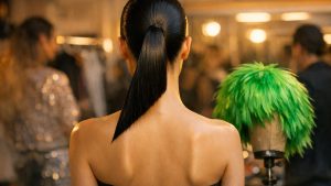À Paris, une queue de cheval coupée comme au sabre chez Julie Kegels ouvre la Fashion Week printemps-été 2027 et annonce une beauté plus audacieuse