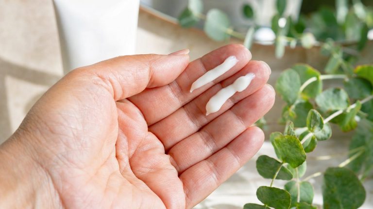 Après 50 ans, deux lignes de crème sur l'index et le majeur suffisent pour protéger visage, cou et décolleté