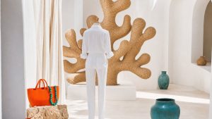Balenciaga printemps-été 2027 : Pierpaolo Piccioli transforme une simple chemise blanche en pièce de couture face à un corail géant