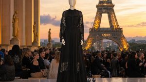 Carla Bruni, 58 ans, en robe noire transparente à dentelle au défilé Saint Laurent, face à la tour Eiffel