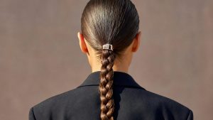 Chez Givenchy, une natte plaquée au ras de la nuque change tout en 2 secondes selon l'angle de vue