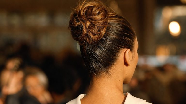 Chignon haut porté par Ophélie Meunier, 38 ans, au défilé Messika : l'effet lifting naturel qui rehausse le regard