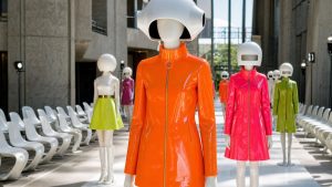 Courrèges au Palais de Tokyo : le premier défilé de Drew Henry ressuscite le logo de 1967 et les couleurs fluo