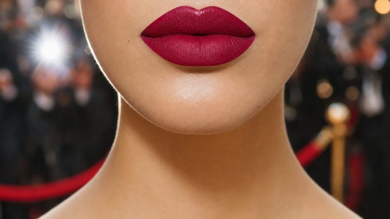 Dakota Johnson à New York : un rouge cranberry aux contours nets qui tourne le dos aux lèvres floutées de 2026