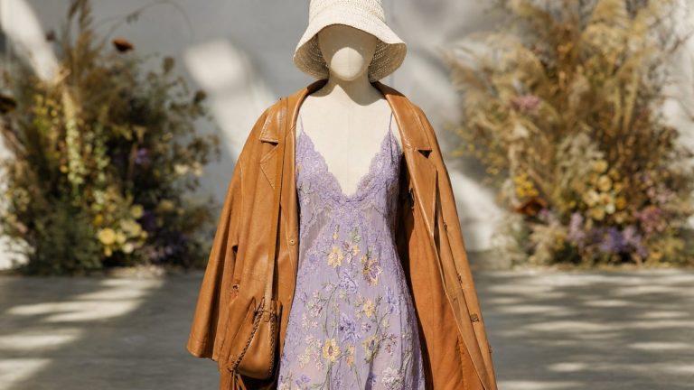 Défilé Chloé printemps-été 2027 : les 5 obsessions mode de Chemena Kamali, du bob de pêcheur au lilas pastel