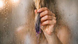 Elle applique chaque matin un shampoing violet sur ses mèches blondes : trois semaines plus tard, ses pointes ont pris une couleur de cendre froide