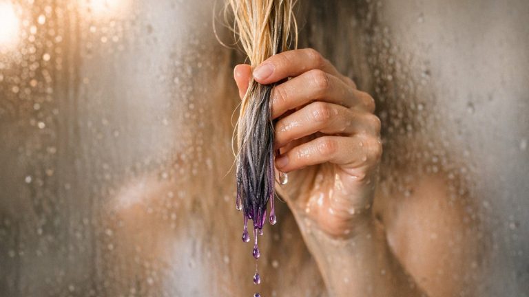 Elle applique chaque matin un shampoing violet sur ses mèches blondes : trois semaines plus tard, ses pointes ont pris une couleur de cendre froide
