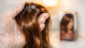 Elle choisit une coloration douce pour cacher ses premiers cheveux blancs : deux shampoings plus tard, les racines claires brillent déjà sous la lampe