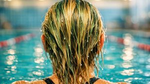 Elle nage trois fois par semaine à la piscine de Rouen : en octobre, ses mèches blondes prennent un reflet vert sous la lampe