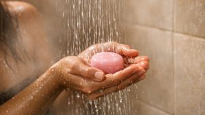 Elle passe au shampoing solide pour bannir le plastique de sa salle de bains : trois semaines plus tard, ses cheveux collent sous les doigts