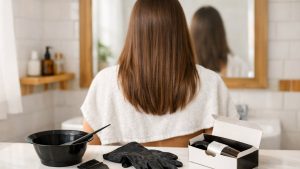Elle refait sa coloration dans sa salle de bains quatre jours après un lissage brésilien : la teinte châtain ressort terne et presque invisible sur ses longueurs