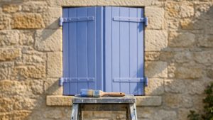 Elle repeint ses volets en bleu lavande un week-end de septembre en Dordogne : en octobre, un courrier de la mairie lui demande de tout refaire