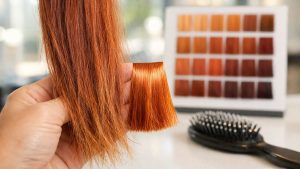 Elle se fait colorer en roux cuivré chez sa coiffeuse de Besançon : trois semaines plus tard, la couleur a viré terne sur toute la longueur